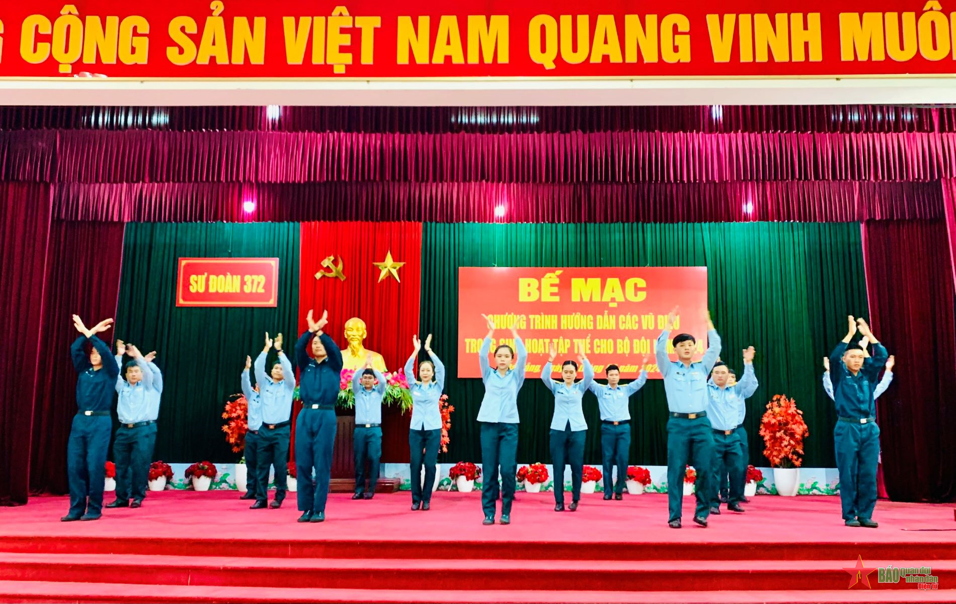 Sư đoàn 372 hướng dẫn các vũ điệu trong sinh hoạt tập thể cho bộ đội